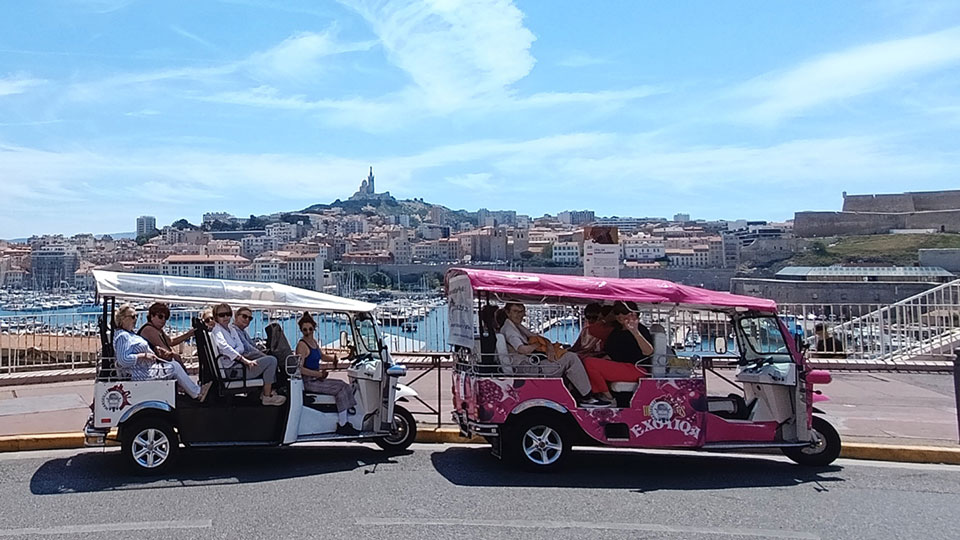 Tuk Tuk Marseille au Panier face à Notre Dame de la Garde